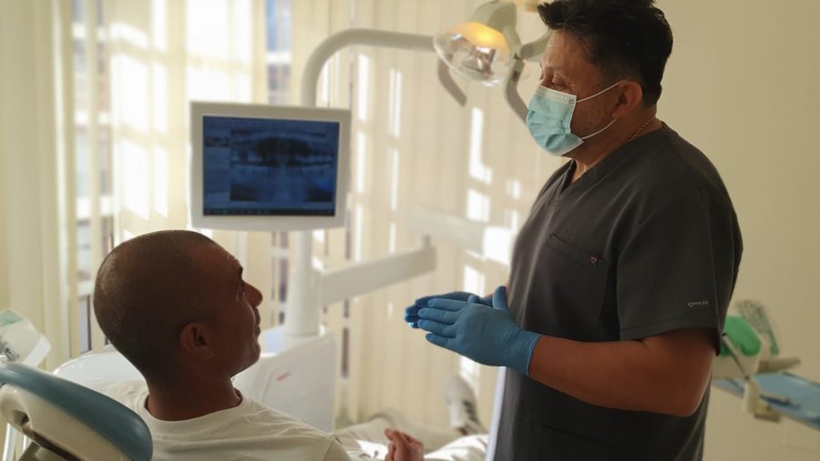 Dr. Correa Implantología Avanzada – clínica de implantes dentales en Gandía, el Dr. Correa con un paciente