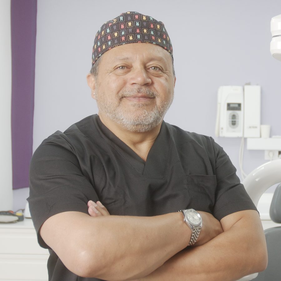 El Dr. Hernán Correa, implantólogo, en el gabinete