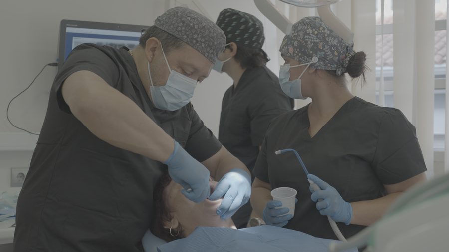 El Dr. Correa y dos auxiliares durante una cirug&iacute;a de implantes de carga inmediata en el gabinete de la cl&iacute;nica